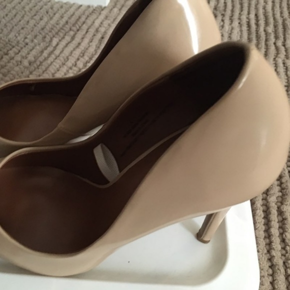Size 8 Nude Mossimo Pumps - Picture 2 of 3